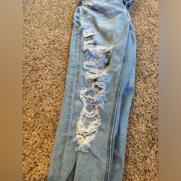 American Eagle Ripped Destroyed Stretch Mom Jean Light Wash Size 2 Short - Picture 3 of 7